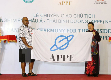 Phó Chủ tịch Quốc hội Fiji trao cờ Chủ tịch Diễn đàn Nghị viện châu Á-Thái Bình Dương nhiệm kỳ 2017-2018 cho Phó Chủ tịch Quốc hội Tòng Thị Phóng.